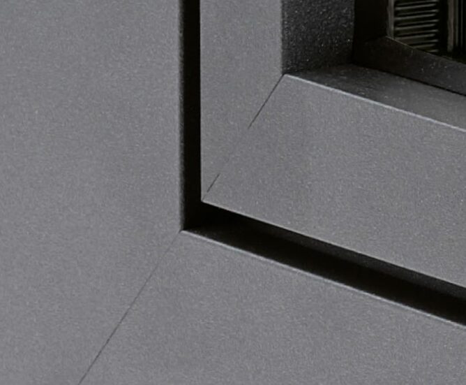 Detailansicht des Fensterrahmens mit Fokus auf den Metalleckverbindern.