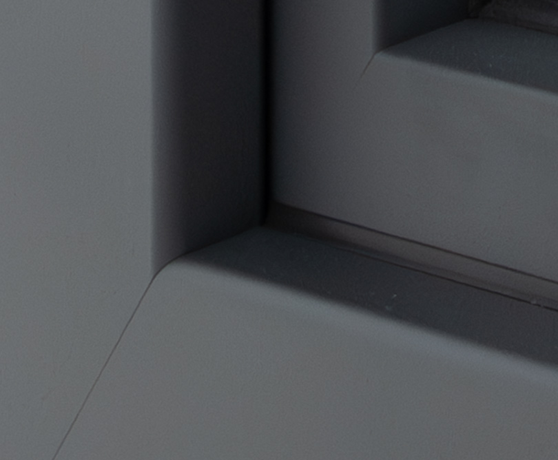 Detailansicht des Fensterrahmens mit Fokus auf dem Metalleckverbinder.