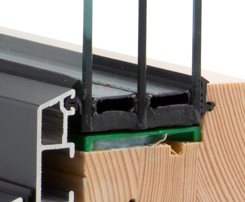 Detailansicht des Fensterrahmens mit Fokus auf dem Glas-Abstandhalter.