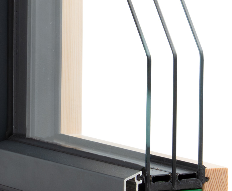Detailansicht des Fensterrahmens mit Fokus auf der 3-fach-Verglasung.