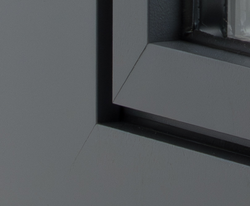 Detailansicht des Fensterrahmens mit Fokus auf die Metalleckverbinder.