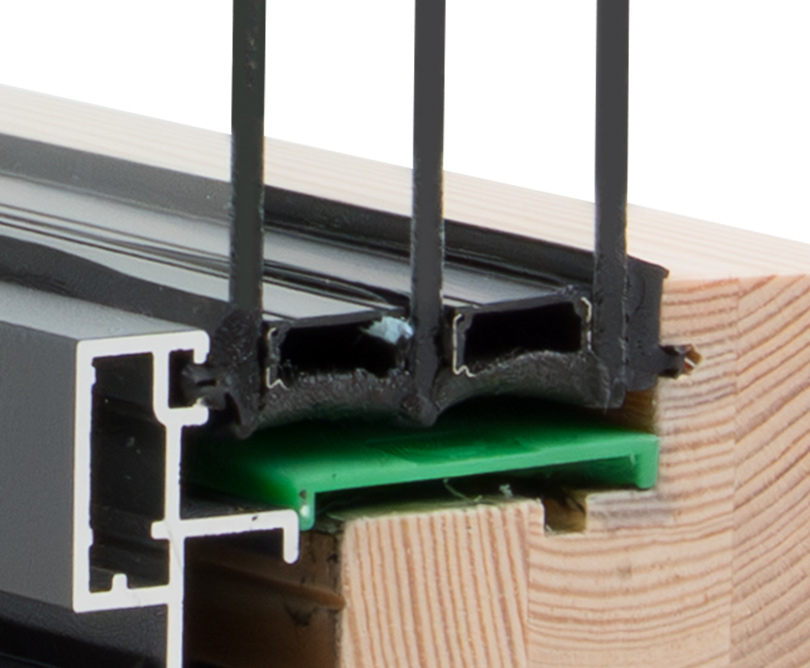 Detailansicht des Fensterrahmens mit Fokus auf den Glas-Abstandhalter.