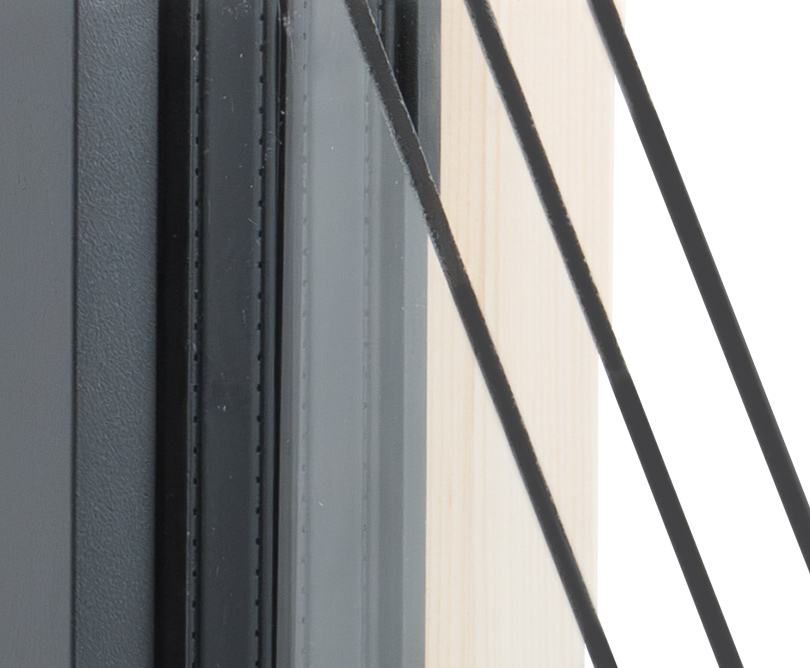 Detailansicht des Fensterrahmens mit Fokus auf die große Glasfalz.