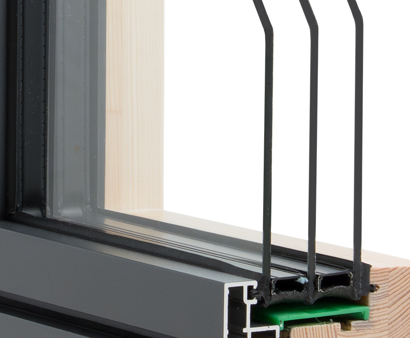 Detailansicht des Fensterrahmens mit Fokus auf die 2- oder 3-fach-Verglasung.