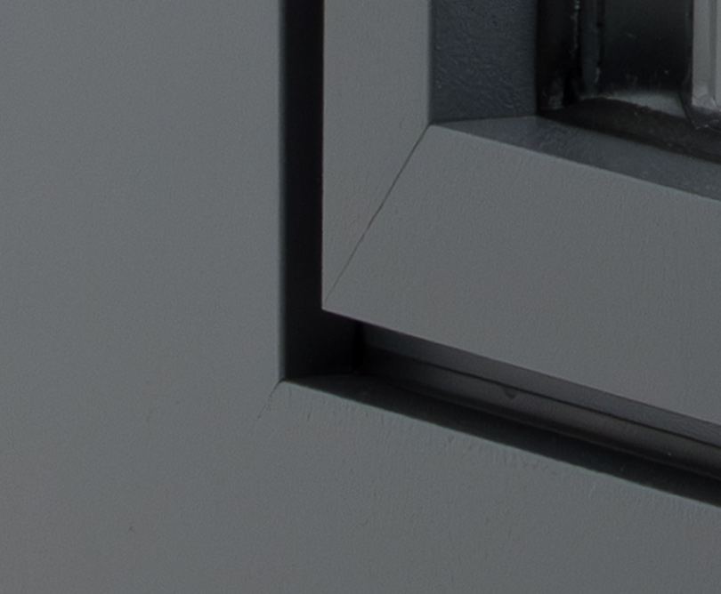Detailansicht des Fensterrahmens mit Fokus auf den Metalleckverbindern.