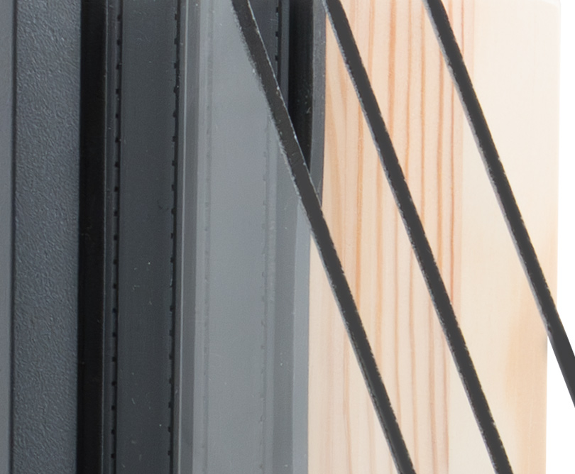 Detailansicht des Fensterrahmens mit Fokus auf der großen Glasfalz.