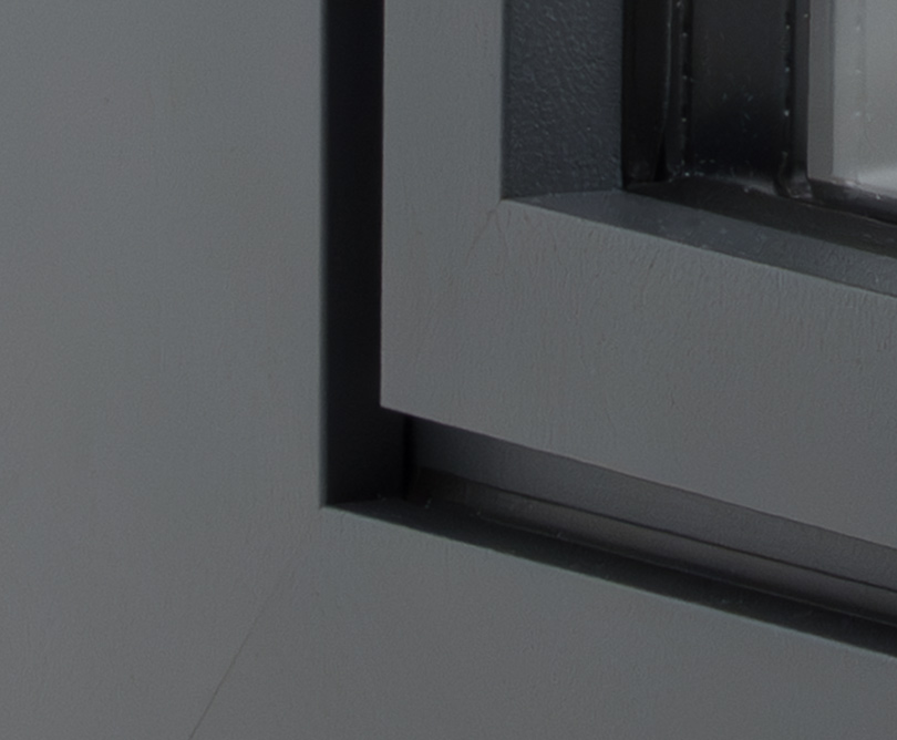 Detailansicht des Fensterrahmens mit Fokus auf den Metalleckverbindern.