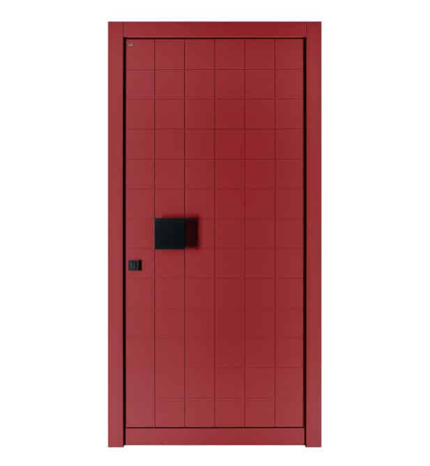 Holzhaustür mit quadratischem Türgriff.