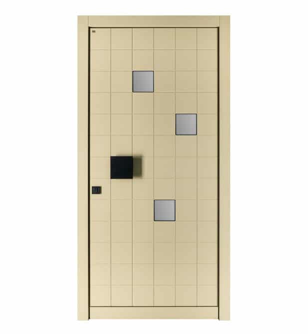 Holzhaustür mit quadratischem Türgriff und kleinen Glasflächen.