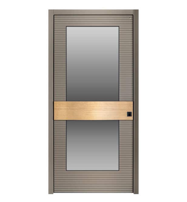 Holzhaustür mit horizontalem Türgriff und großer Glasfläche.