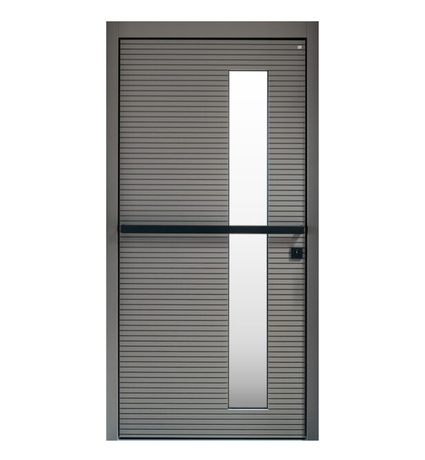 Holzhaustür mit horizontalem Türgriff und Glasfläche.